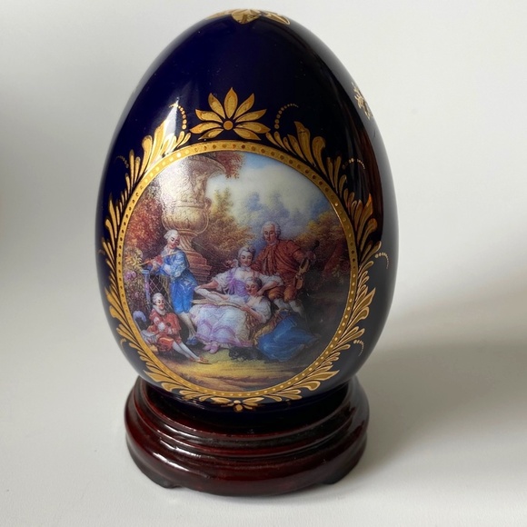 Vintage Limoges Porcelain Egg with Courting Couple Scene Gilded Collectible - Picture 1 of 12